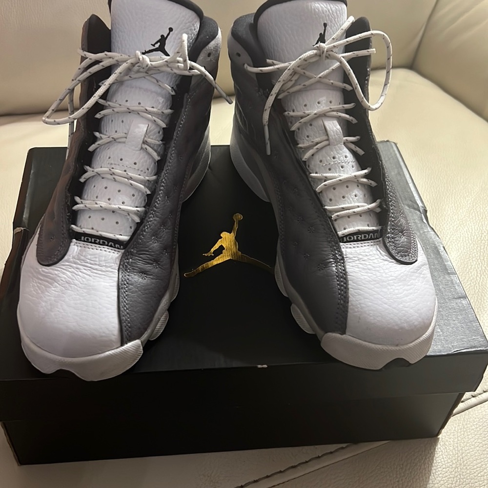 Nicely kept Air Jordan 13 Retro Sneakers M7/W9. Ready for school.